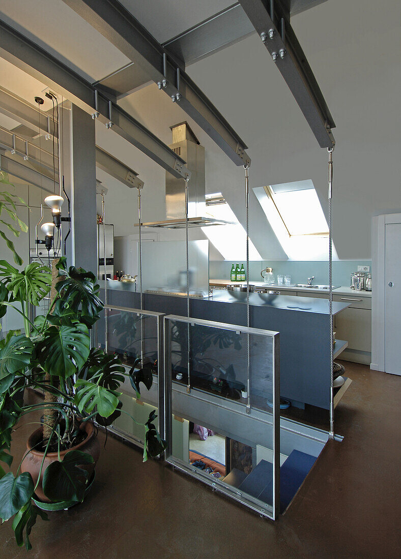 Maßgefertigte Küche aus Sperrholz und Laminat, mit Dachflächenfenster, Treppenabgang mit Glasbalutstrade