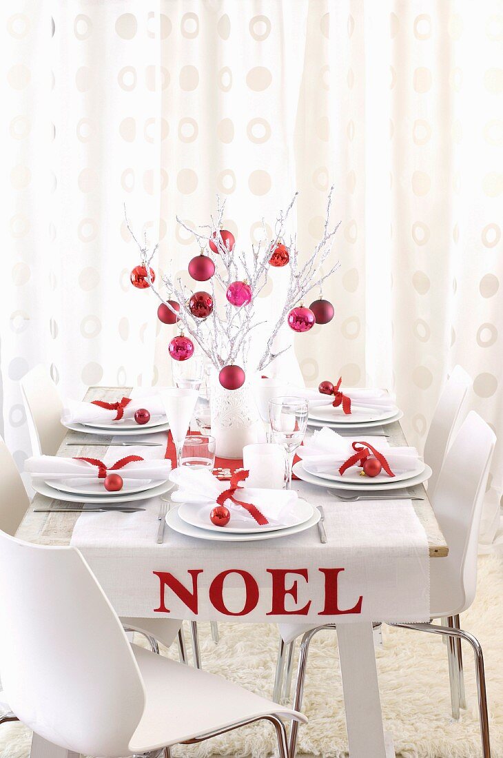 Weihnachtlich gedeckter Tisch in Rot und Weiß