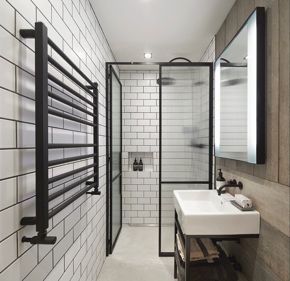 Schmales Badezimmer mit ebenerdiger Dusche und puristischem Design