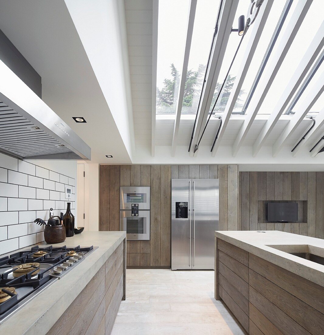 Designerküche aus Holzbrettern als Front unter Glasdach