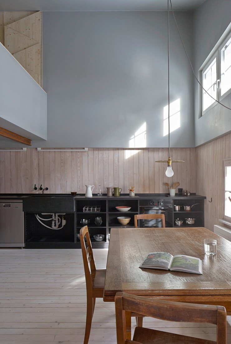 Renovierte Wohnküche in einem alten Holzhaus mit Galerie und offenem Dach