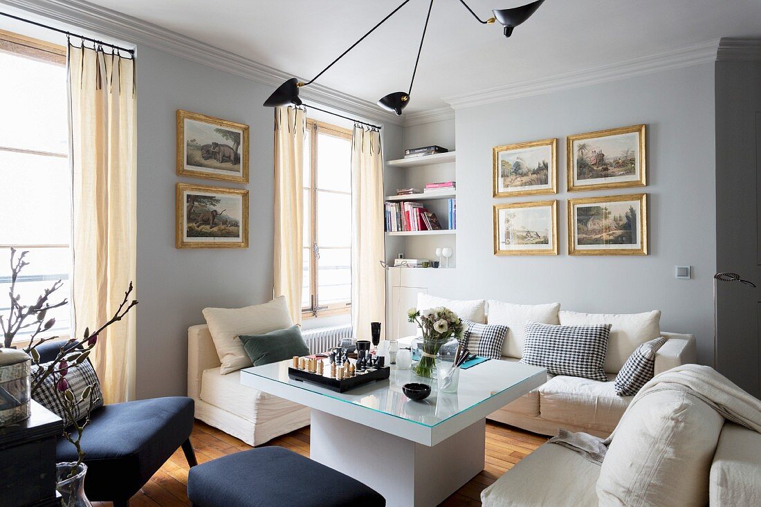 Elegantes Wohnzimmer weißen Polstermöbeln und modernem Couchtisch