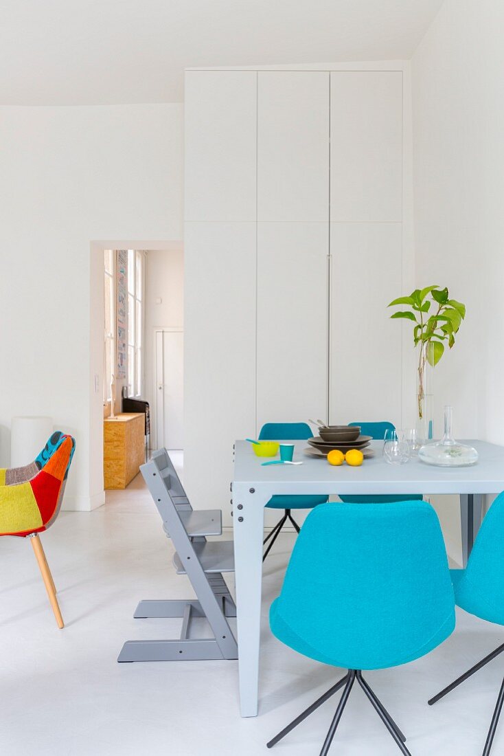 Modernes Esszimmer mit bunten Designermöbeln