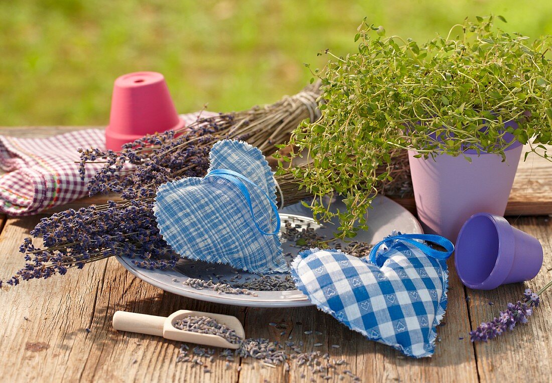 Selbstgemachte herzförmige Lavendelsäckchen auf Tisch im Freien