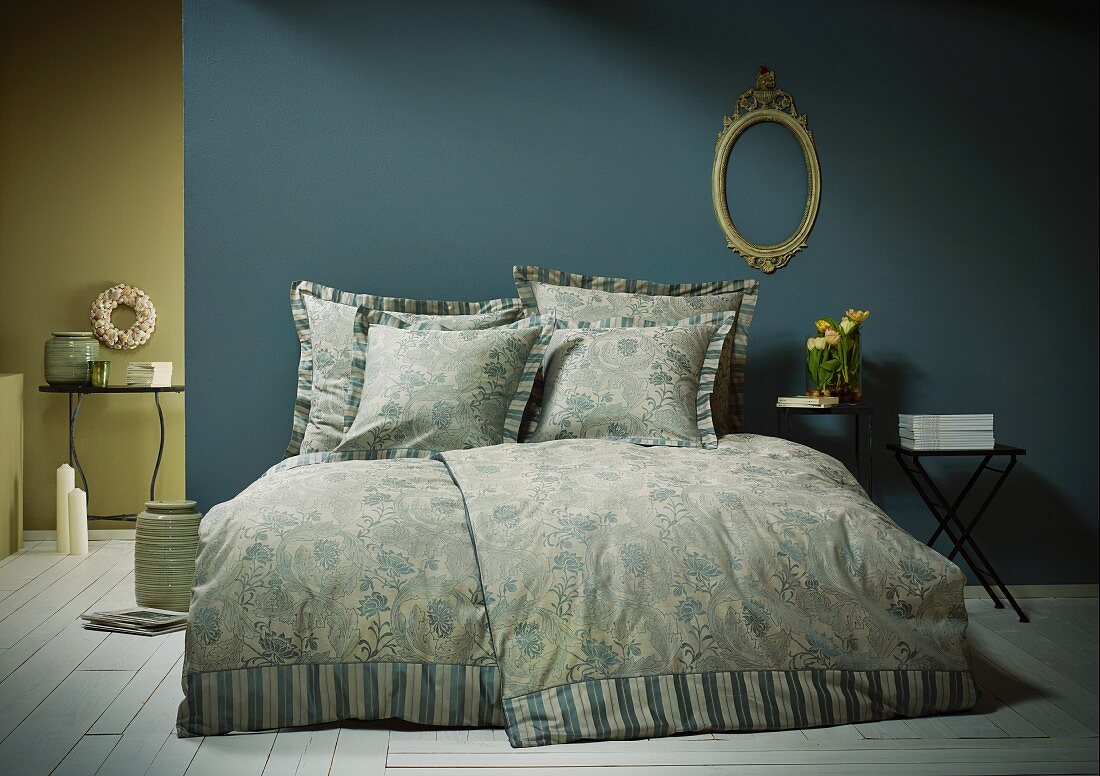 Zierkissen mit Stehsaum auf dem Bett im Schlafzimmer in Blau-Grün-Tönen