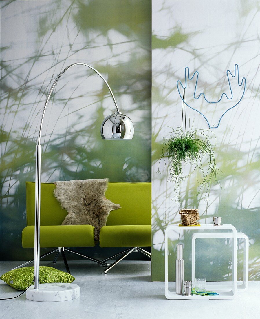 Zwei grüne Sessel mit Fell vor einer Wand mit Fototapete