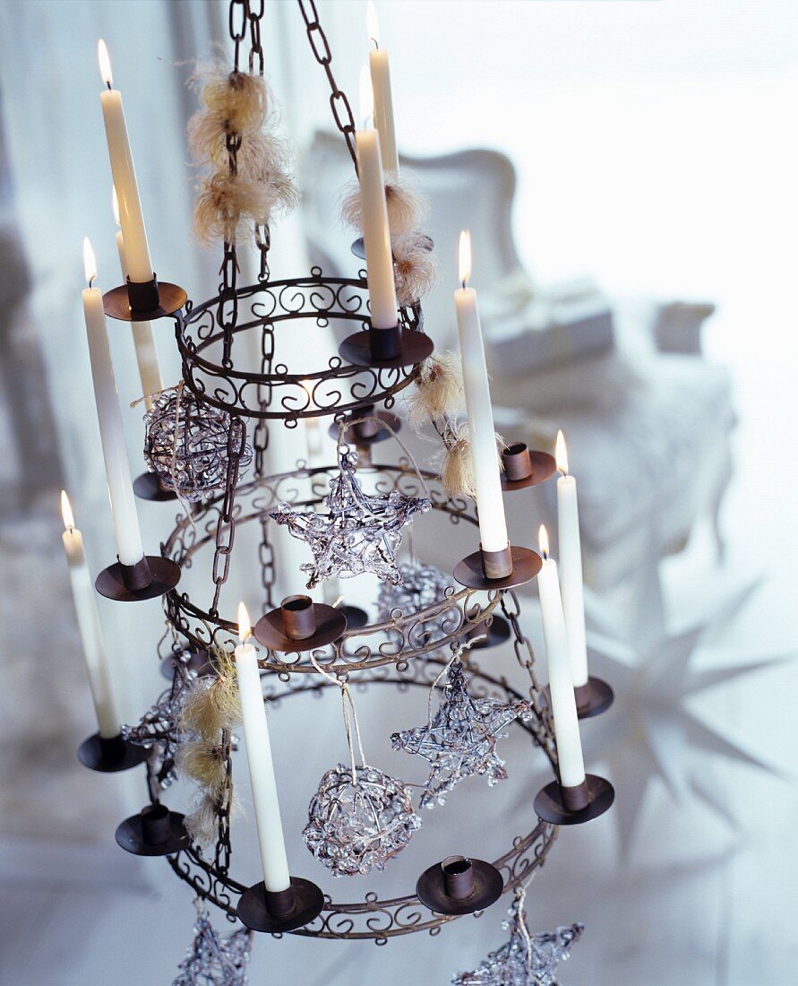 Vintage Kerzen-Kronleuchter mit Christbaumanhängern und brennenden Kerzen