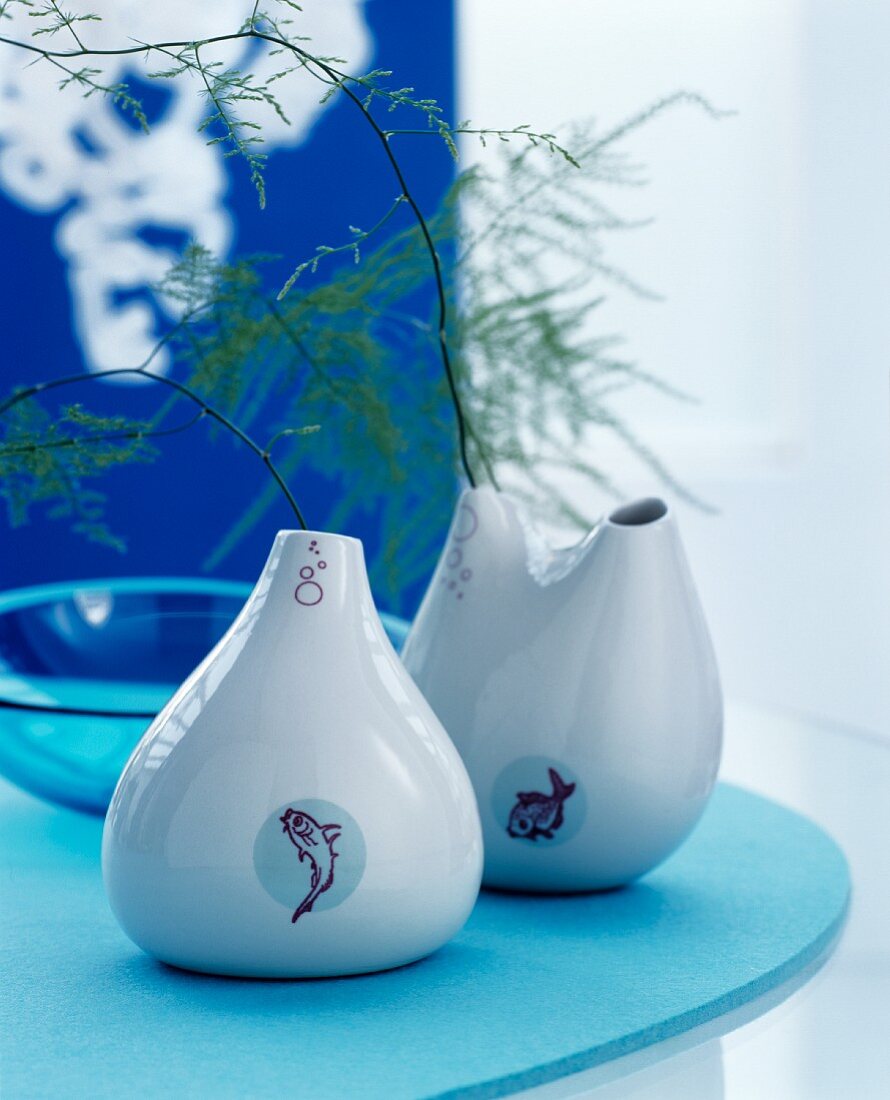 Tropfenförmige Vasen mit Fischmotiv in blauer Dekoration