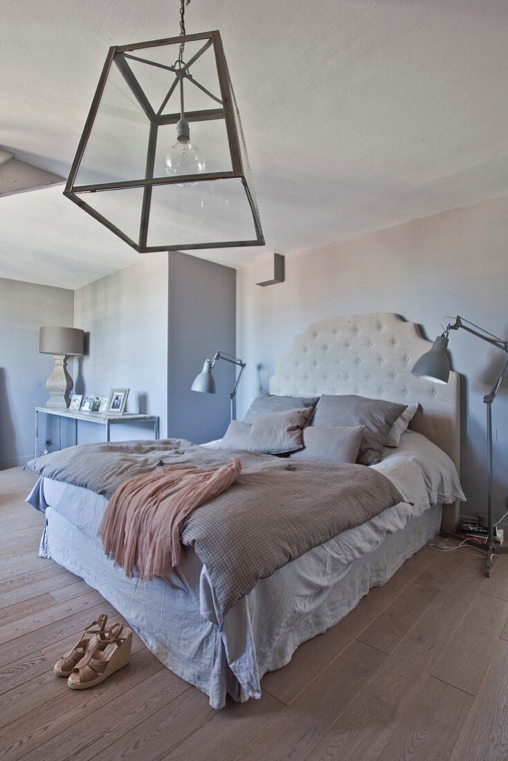 Elegantes Schlafzimmer in soften Brauntönen