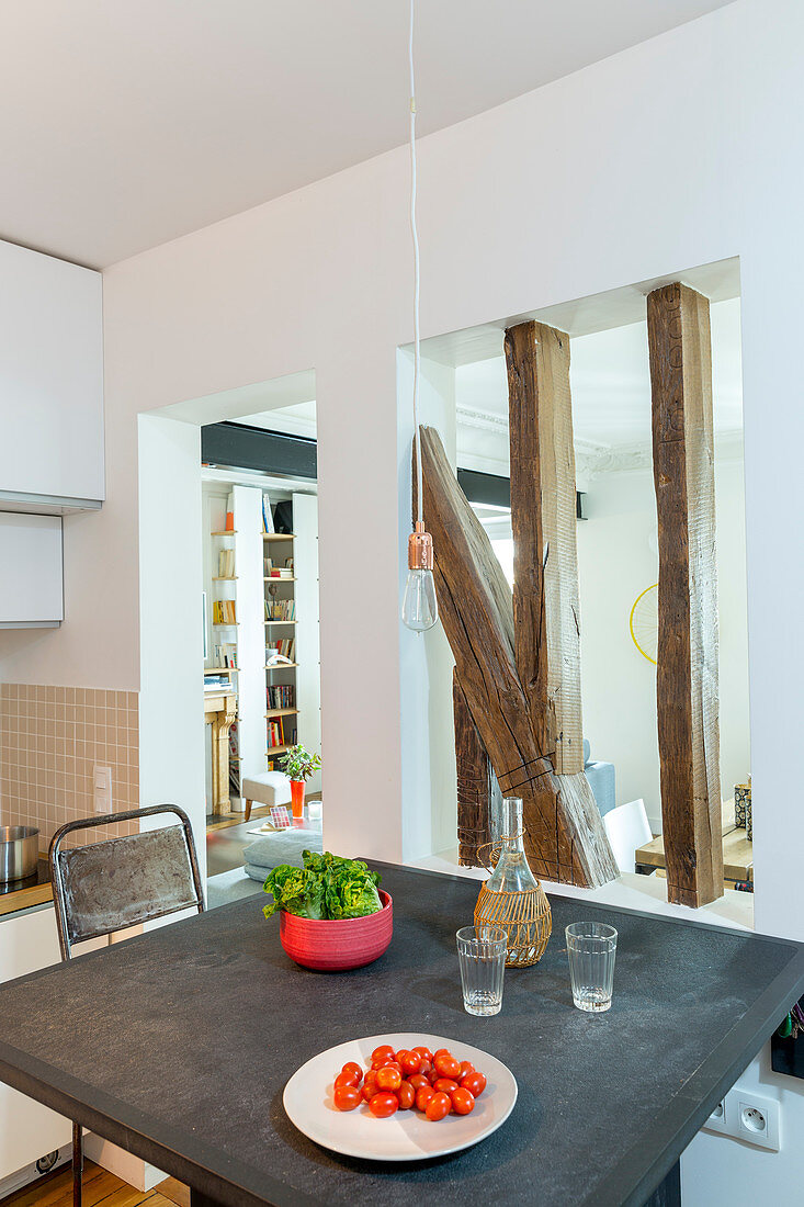 Raumteilerwand im Apartment zwischen Küche und Wohnraum