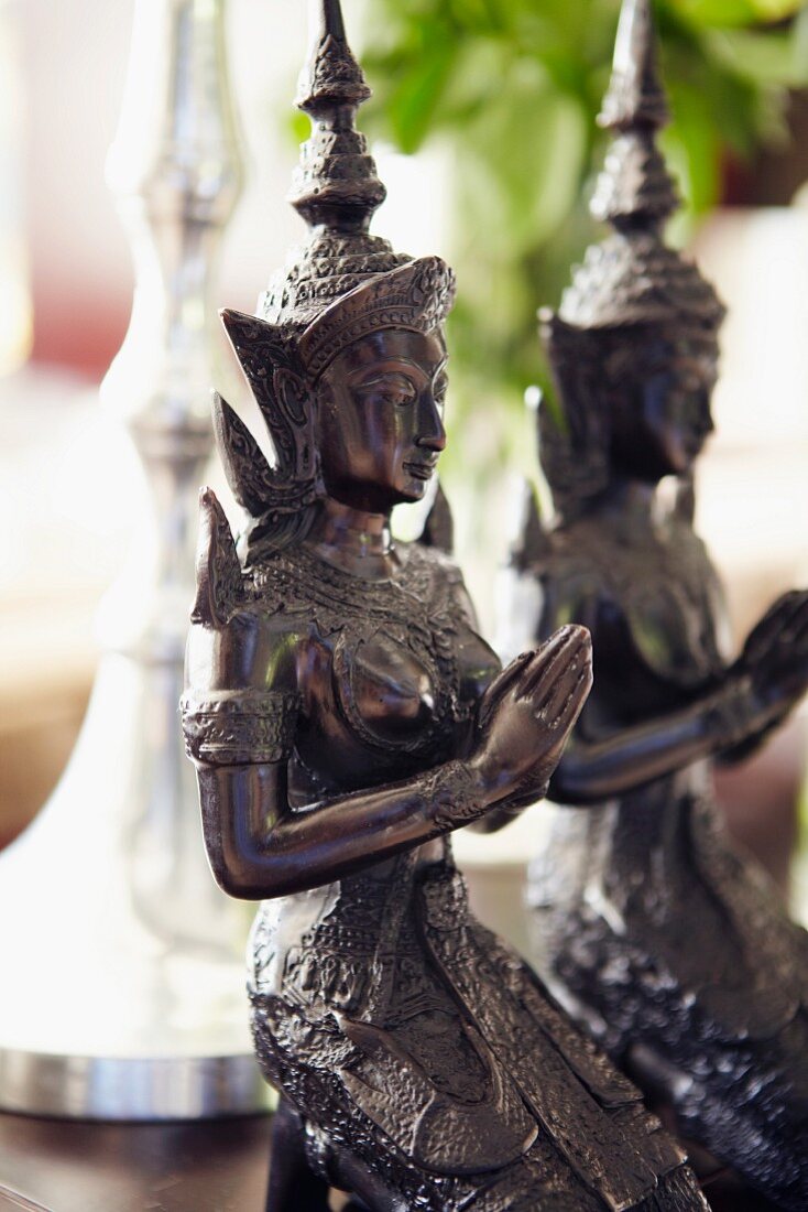 Asiatische Göttinnen-Figuren aus Metall
