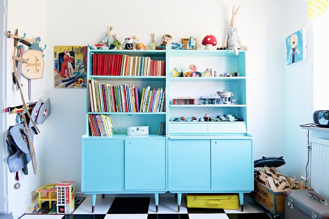 Hellblau lackierte Schränke mit Regalaufsatz im Kinderzimmer mit Spielzeugkiste und Ritterspielzeug