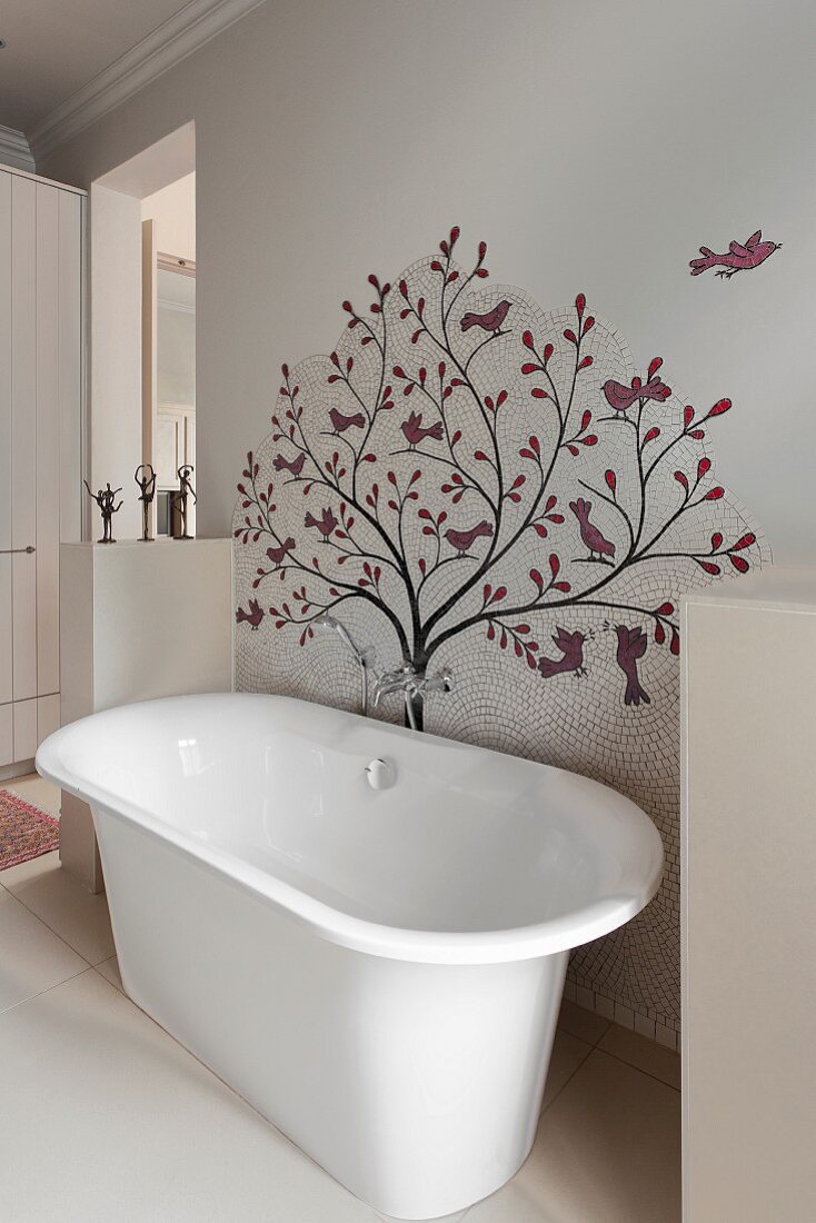 Freistehende Badewanne mit kunsthandwerklichem Fliesenmosaik an der Wand