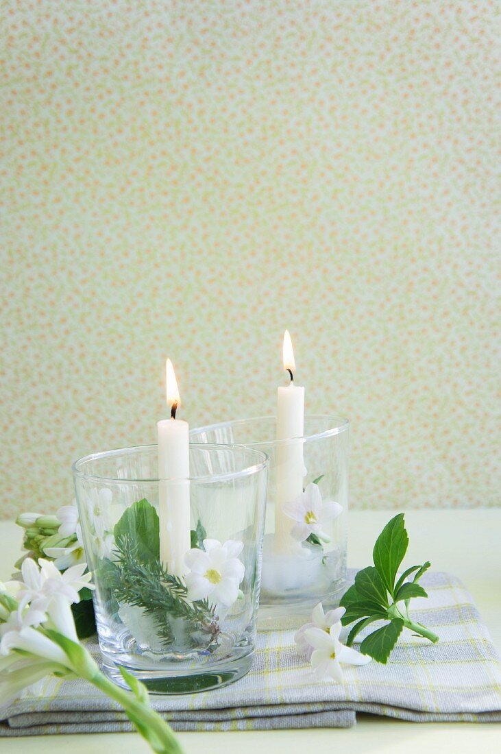 Windlichter mit Kerzen in Eis mit Hyazinthenblüten