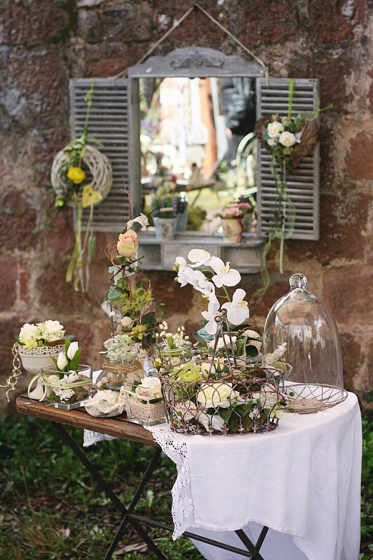 Tisch mit Blumendekoration auf einem Gartenmarkt