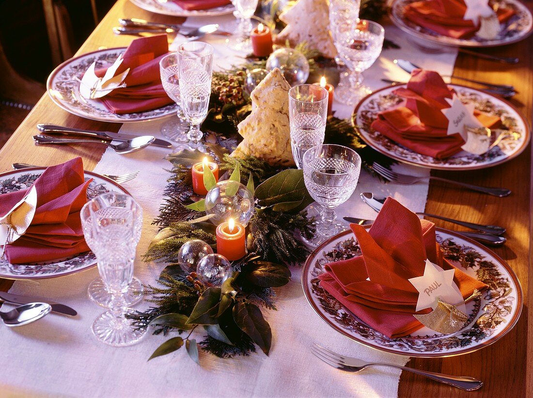 Weihnachtlich gedeckter Tisch mit Gesteck,Kerzen,Karten