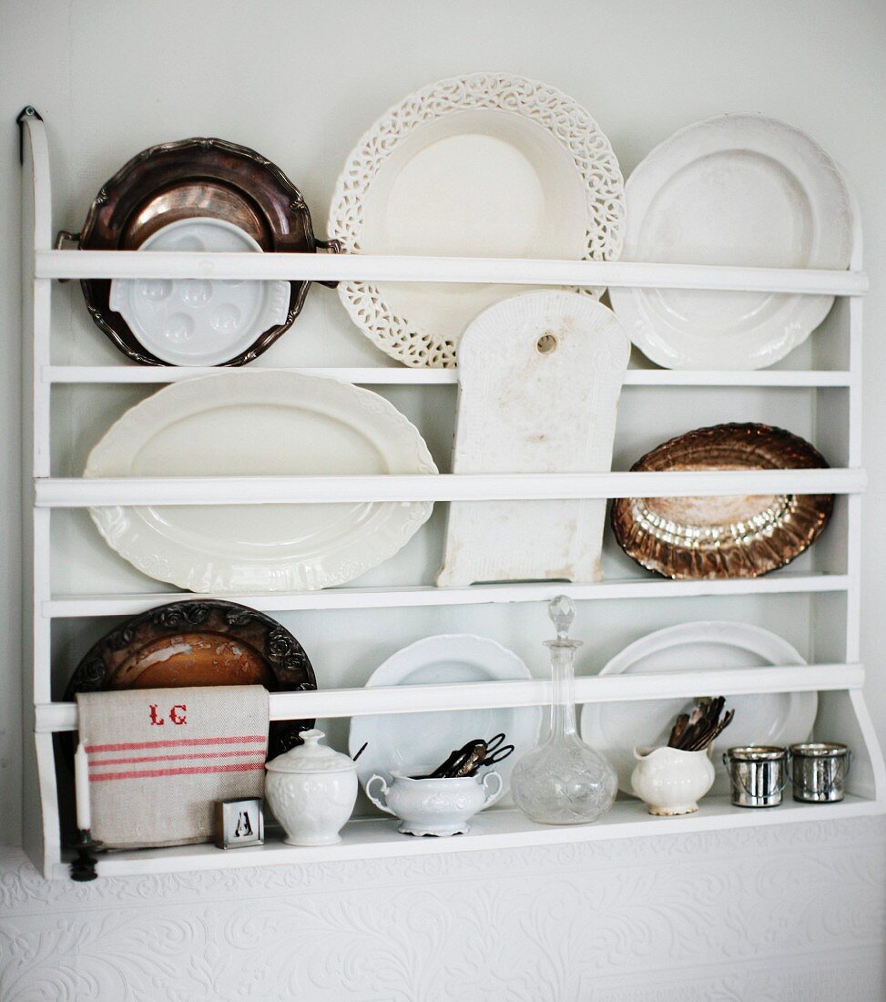 Decorative dishes and plates in wall-mounted plate rack