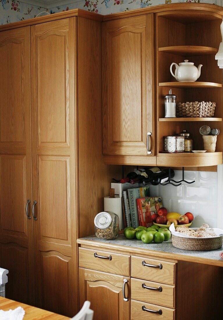 Fitted kitchen with country-house-style, solid wood cabinets