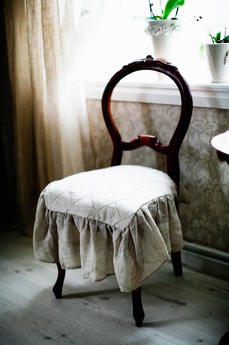 Antiker Stuhl mit gebogener Rückenlehne, auf Sitzfläche Bezug mit Rüschen