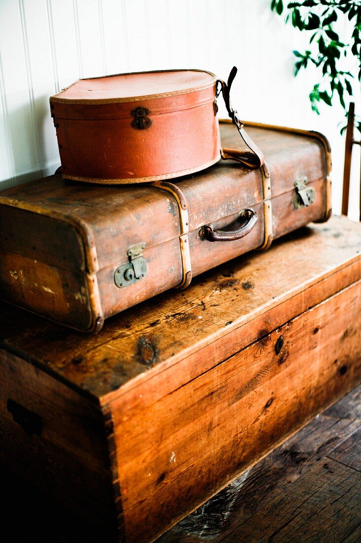 Vintage Kofferstapel auf Holztruhe