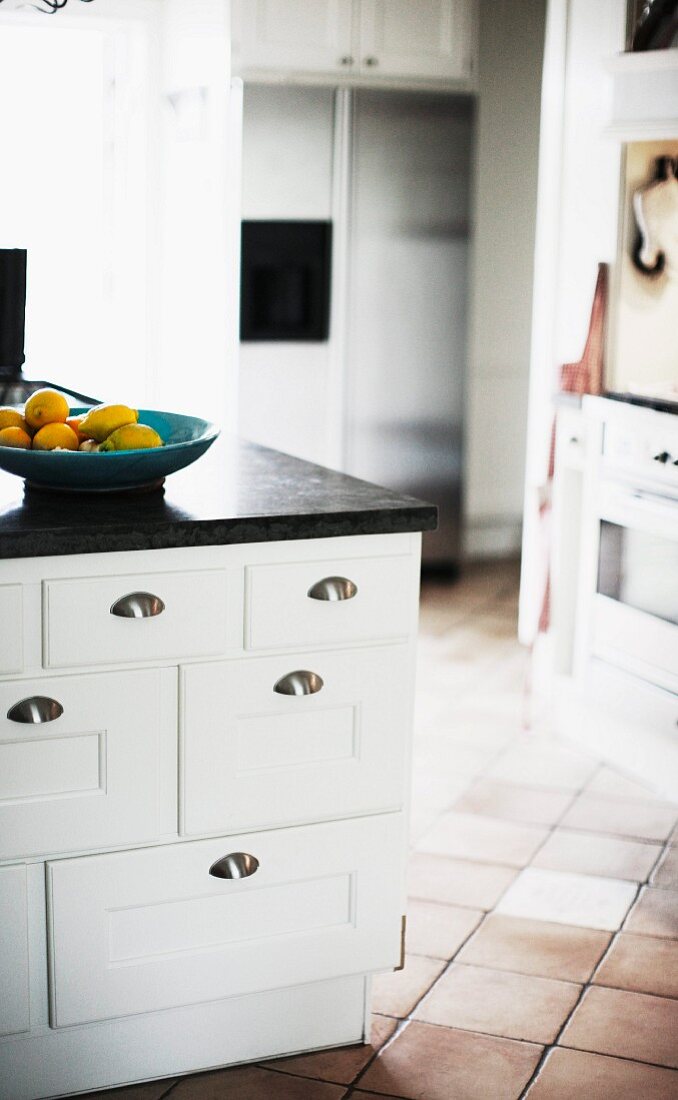 Weisser Küchenunterschrank mit Schubladen und Muschelgriffen aus Edelstahl