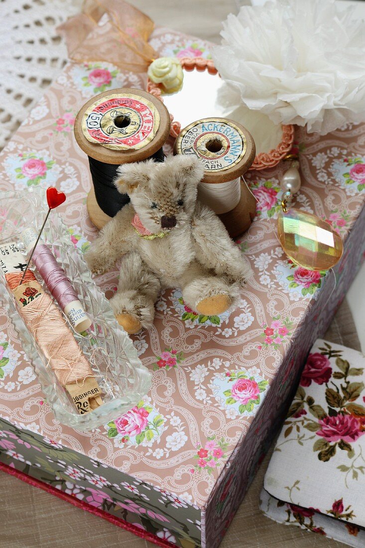 Garnrollen und kleiner Teddybär vom Flohmarkt