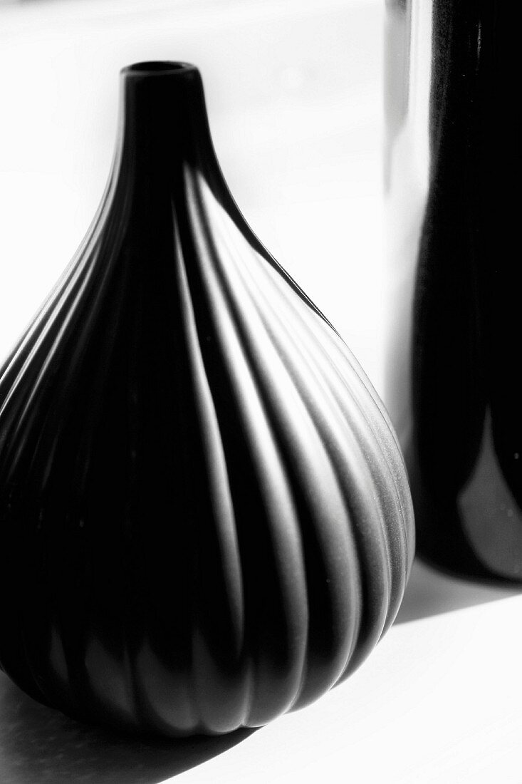 Kürbisförmige, schwarze Keramikvase