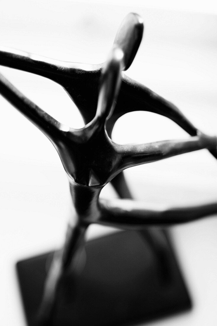 Skulptur aus schwarz lackiertem Metall