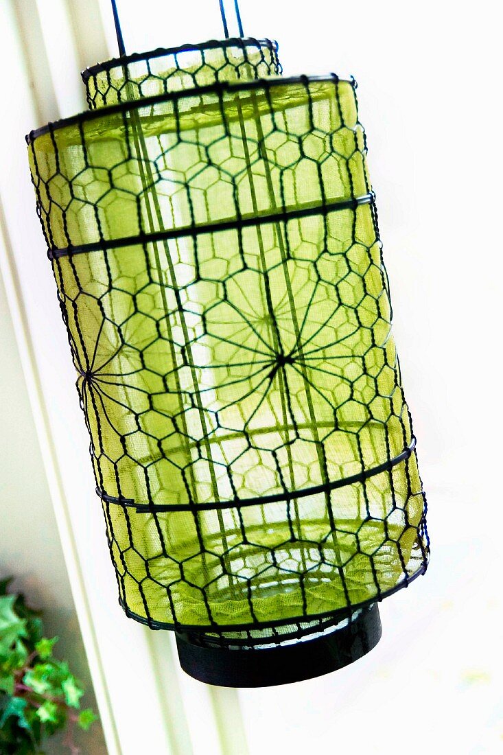 Laterne aus Maschendraht mit Muster, innenseitig grüne, transparente Hülle
