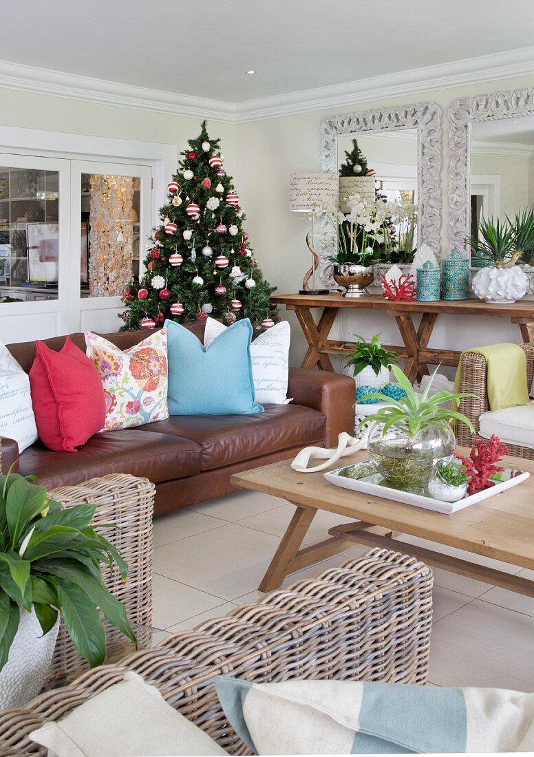 South-Sea Christmas: living room with exotic and colourful decor