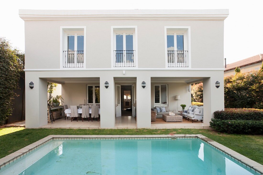 Elegantes Wohnhaus mit grosszügier Loggia und vorgelagerter Pool in Garten