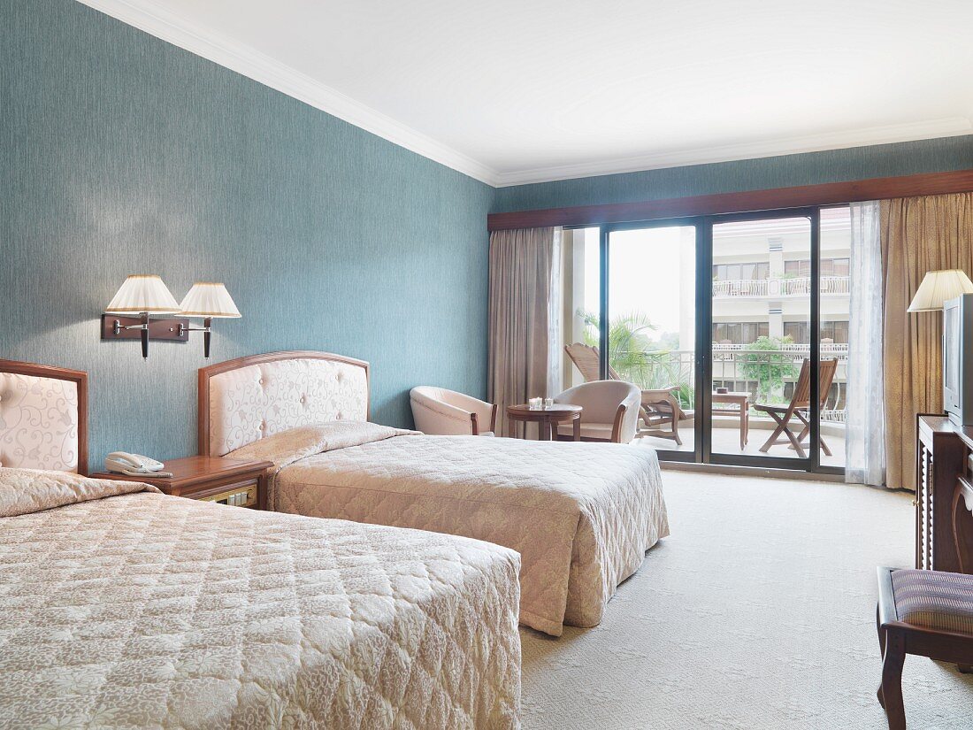 Hotelzimmer mit Teppichboden, zwei Einzelbetten & Blick auf Balkon