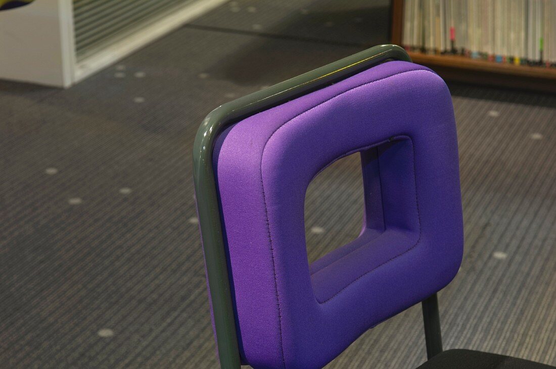 Rückenlehne eines modernen lilafarbenen Designerstuhls