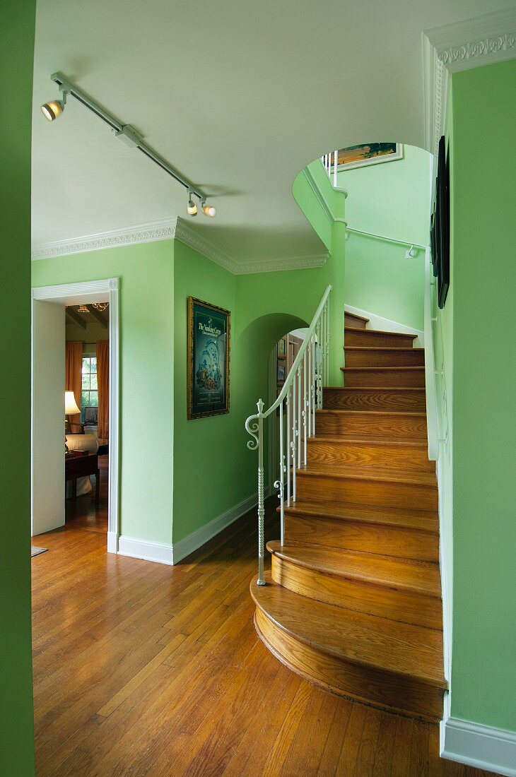 Flurbereich mit grünen Wänden, Holzboden & Treppenaufgang mit Holztreppe