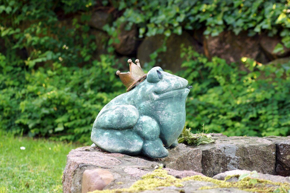 Garden ornament: frog prince on well wall