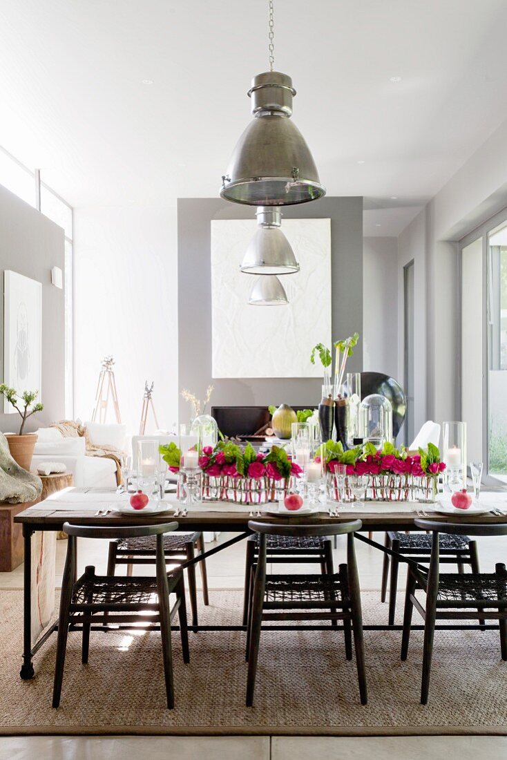 Festlich gedeckter Tisch mit Rosendeko und Granatäpfeln
