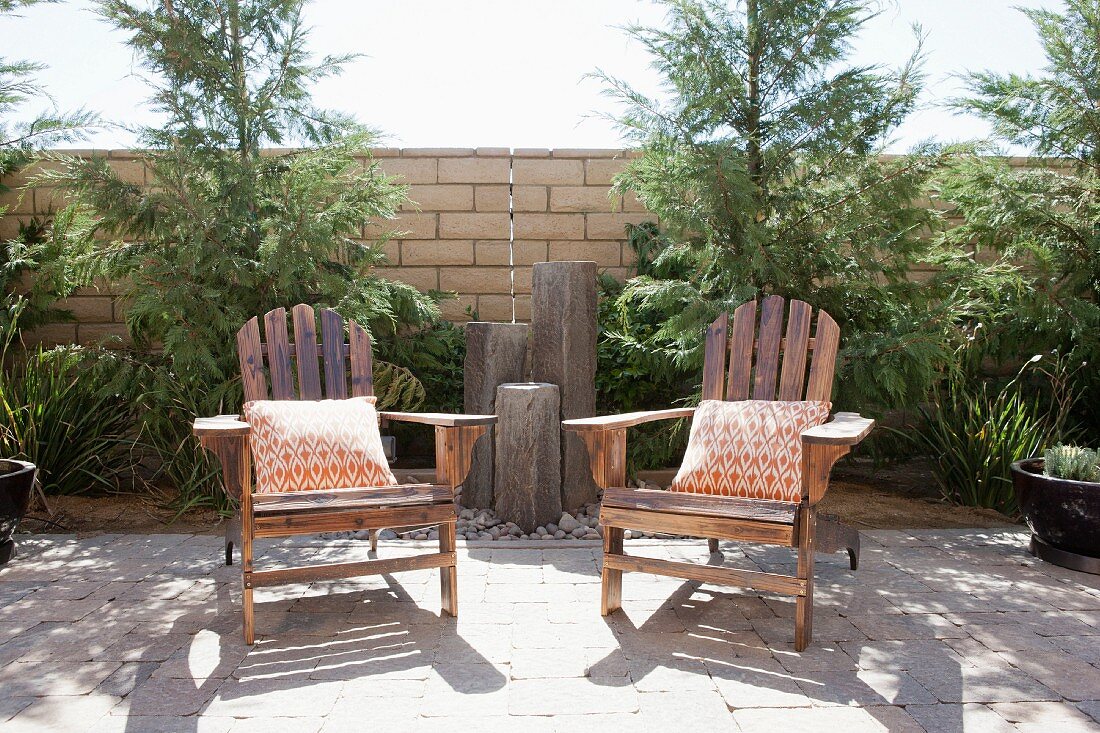 Armlehnstühle aus Holz auf sonniger Terrasse
