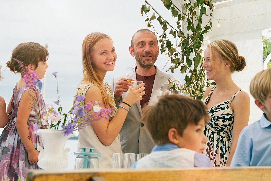 Braut mit Familie und Freunden auf Hochzeitsfeier
