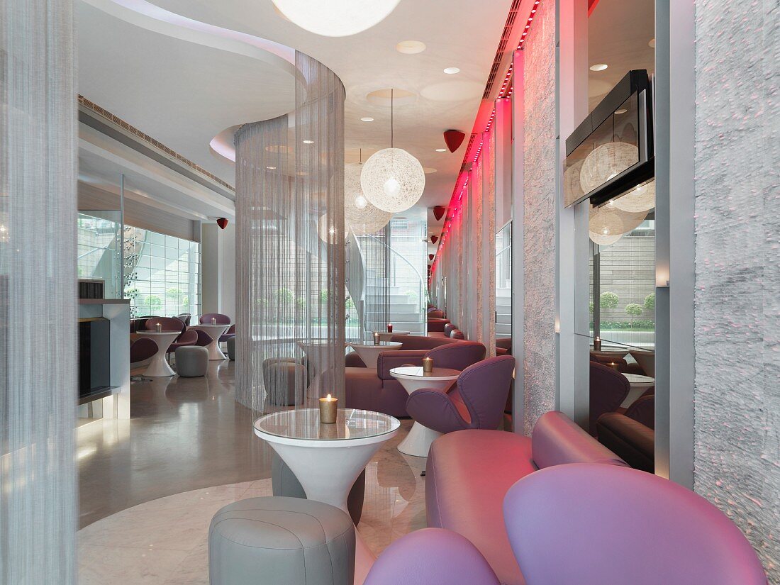 Moderner Lounge-Bereich eines Nachtclubs mit Fadenvorhängen & Ledersitzmöbeln