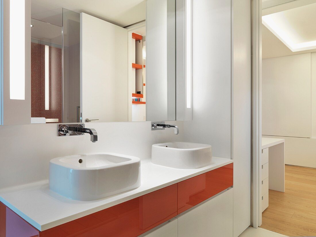 Modernes Badezimmer in Weiß mit zwei Waschbecken