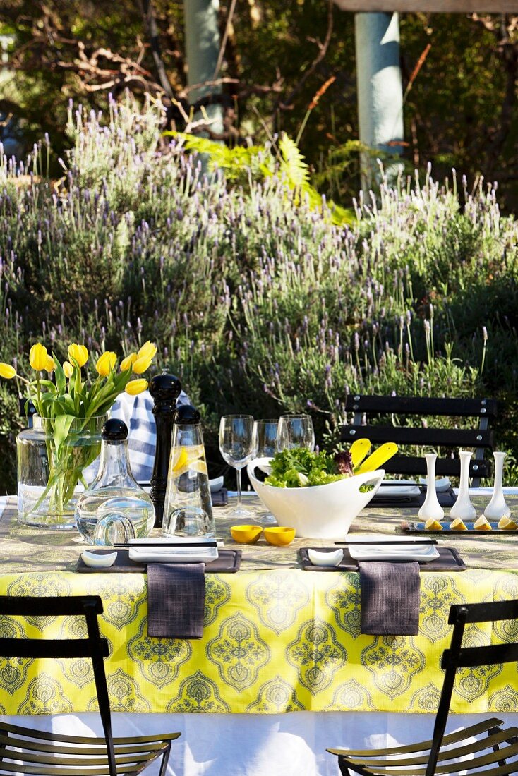 Tisch im Garten mit gelben Tulpen