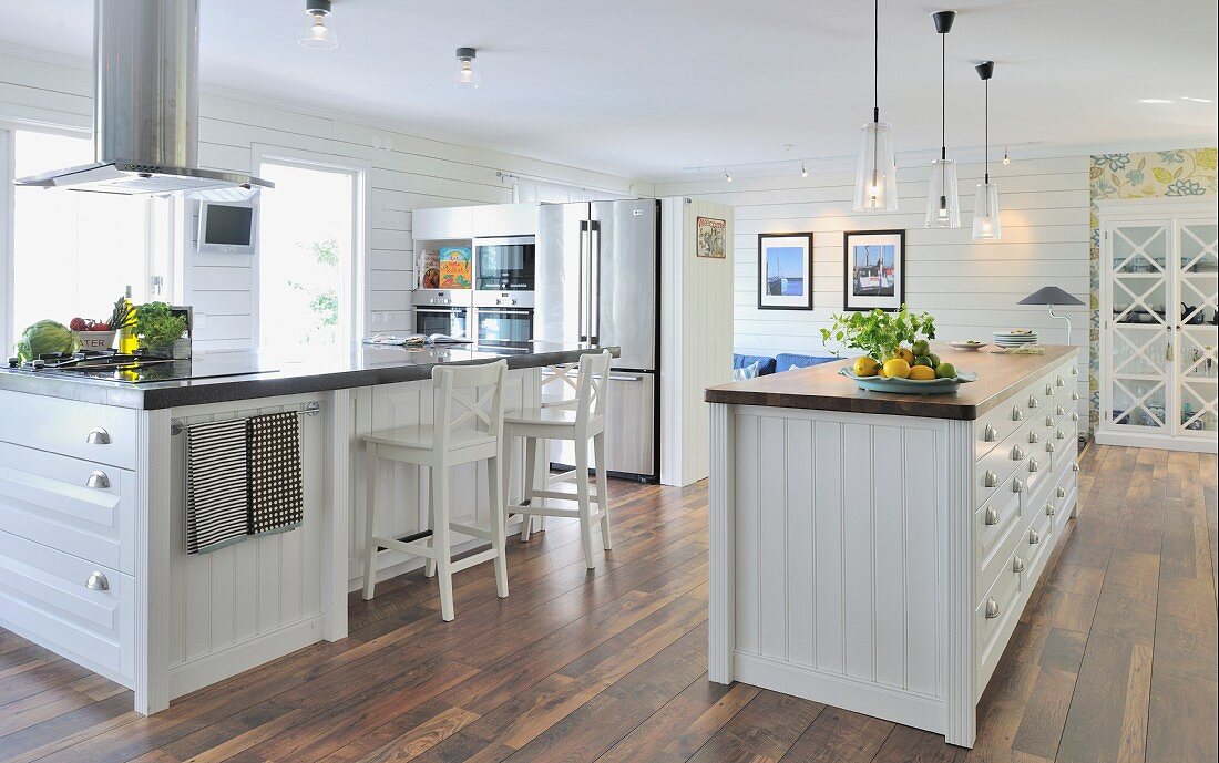 Spacious, country-house-style kitchen with free-standing island counter and stainless steel extractor hood
