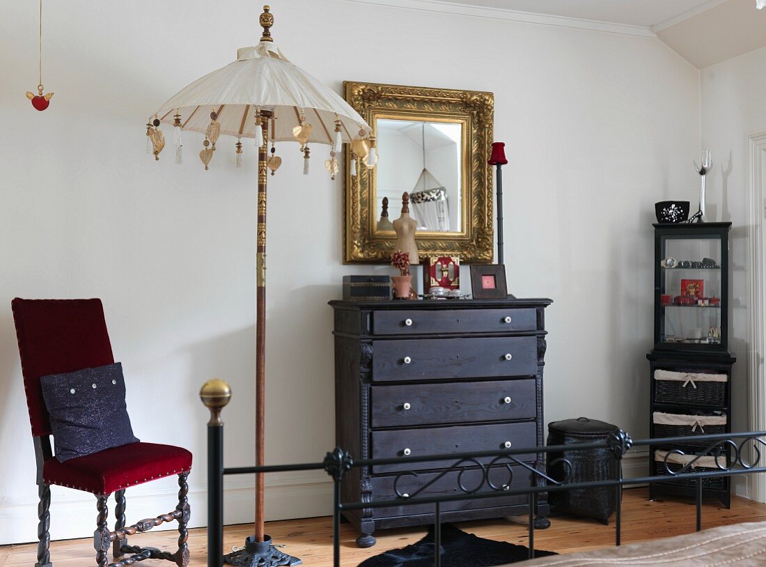 Goldrahmen-Spiegel über Kommode, Antikstuhl und Dekoschirm in Schlafzimmer