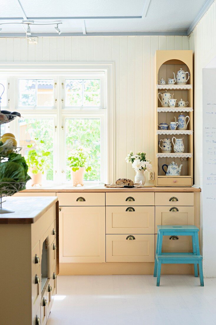 Pale kitchen counter with shell drawer handles