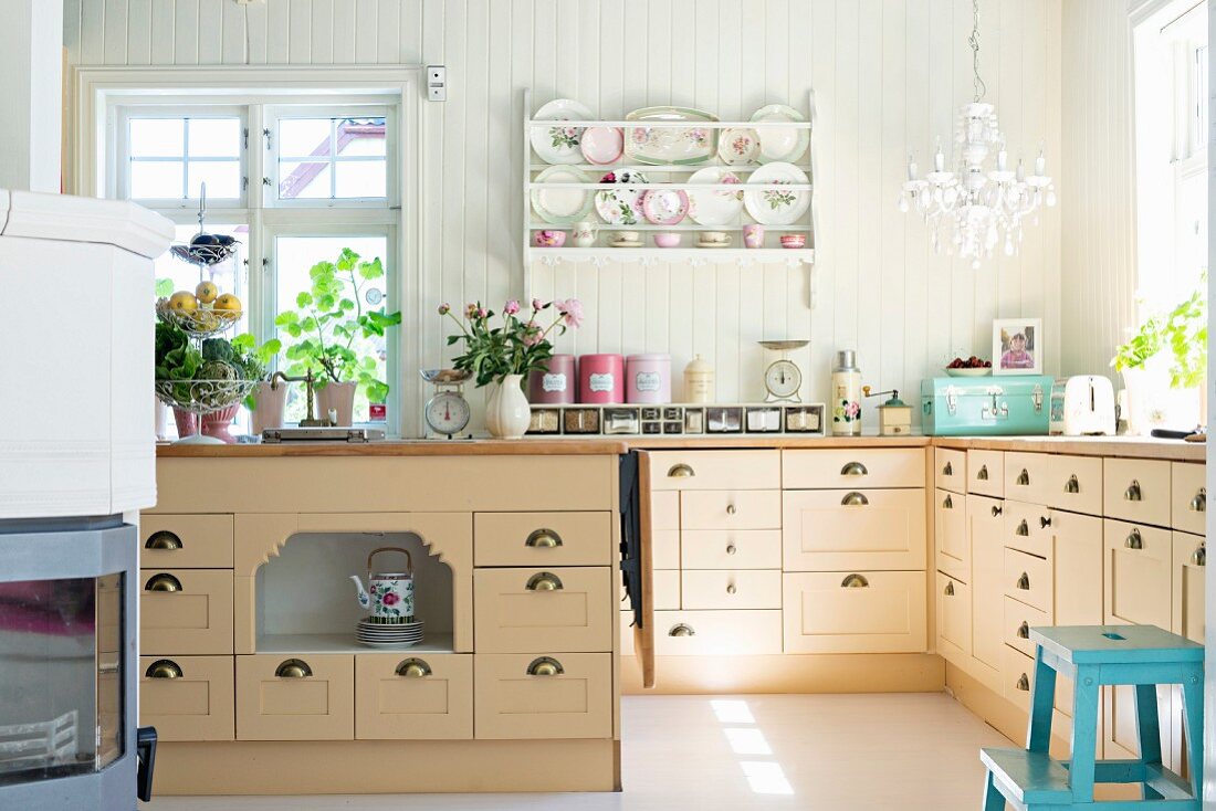 Helle Küche im Landhausstil mit Küchenzeile übereck und Kücheninsel