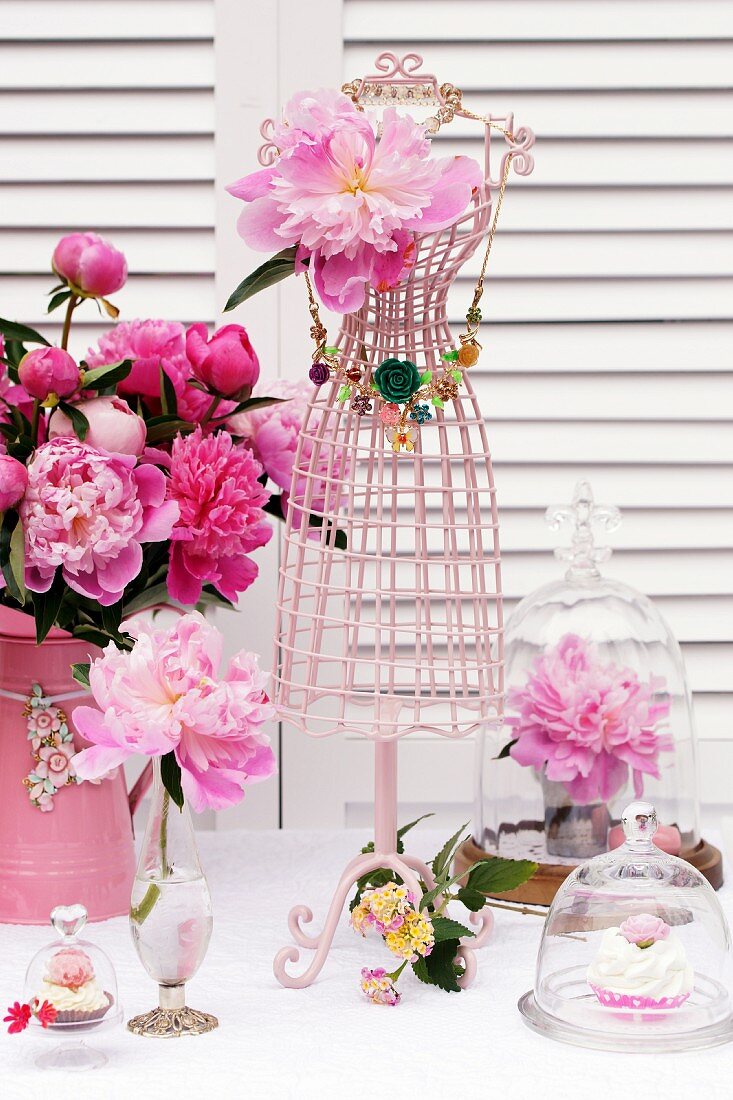 Romantische verspielte Tischdeko mit Pfingstrosenblüten & Schmuckbüste