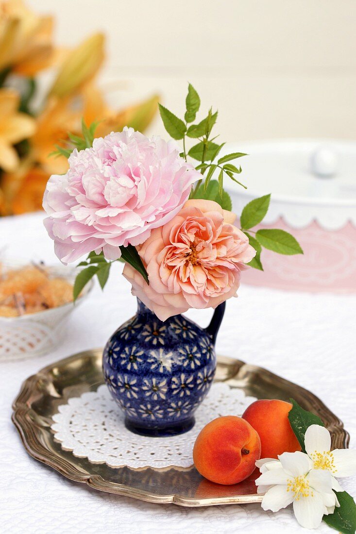 Rosenblüte & Pfingstrosenblüte in Vase auf Silbertablett