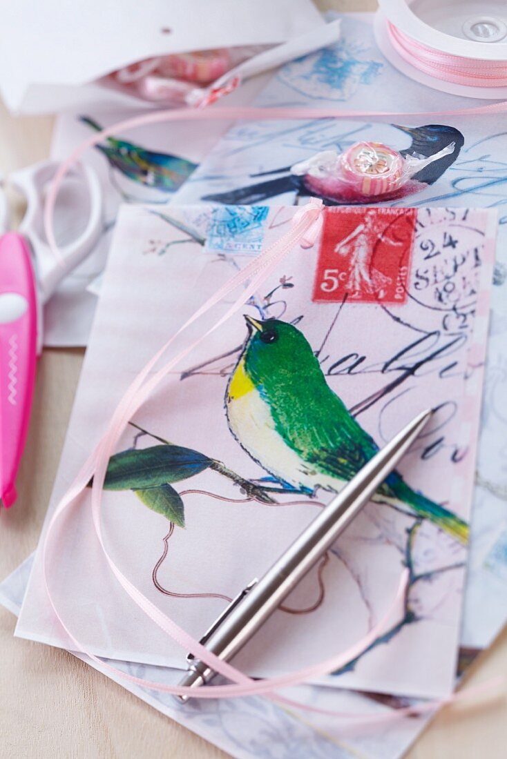 Geschenktütchen für Karten & Süssigkeiten dekoriert mit Vogelmotiven