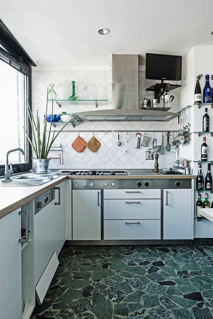 Moderne, weiße funktionale Küche mit Terrazzoboden