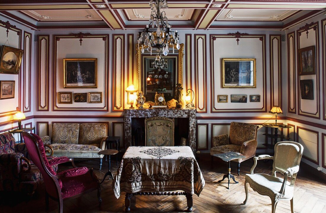 Holzvertäfelter Salon mit Gemäldegalerie und Sammlung antiker Sessel